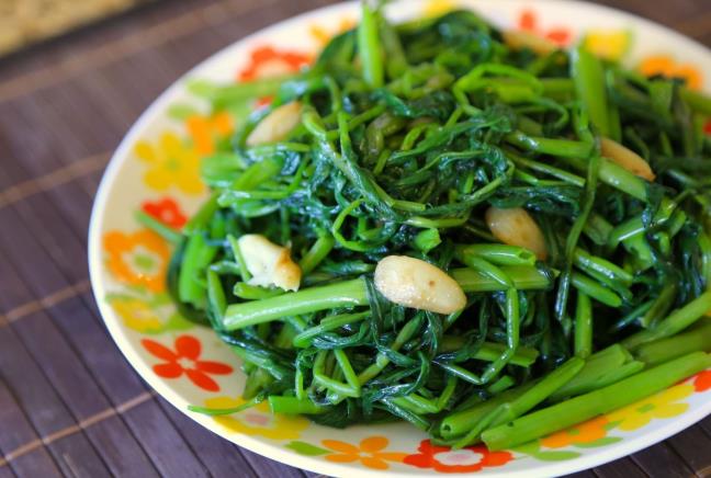 Rau muong co the cai thien ba van de chinh cua nguoi trung nien va nguoi cao tuoi, nhieu nguoi khong biet