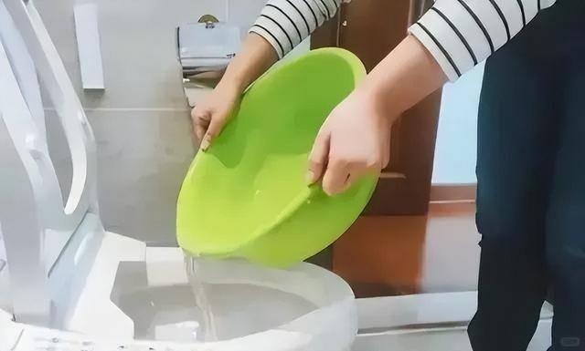 Tai sao khong nen xa bon cau bang cach do nuoc vao? Chuyen gia bao tri canh bao nguy hiem