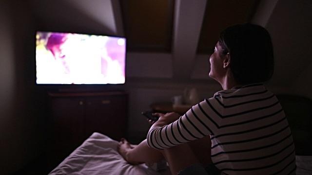 Bat den khi ngu, thoi quen tuong chung vo hai nay dang am tham huy hoai tim va tuyen tuy