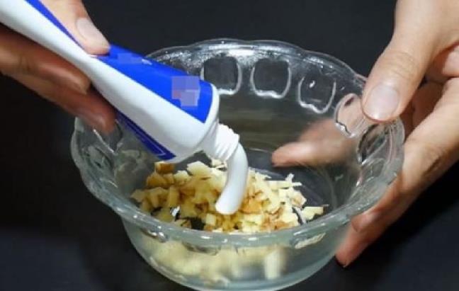 Tron gung vao kem danh rang, hon hop ve sinh tot hon nhieu hoa chat, nhat dinh nen thu