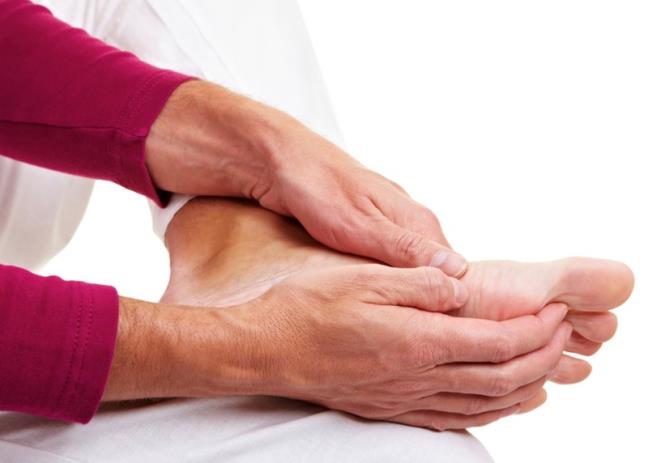 Te tay, chan dot ngot co the la dau hieu canh bao cua 4 can benh nay, dung xem nhe