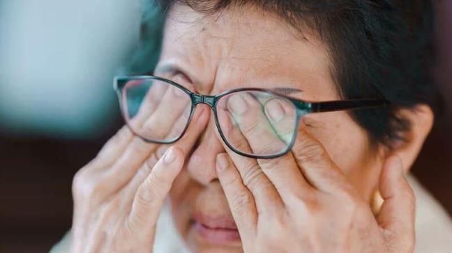 Neu co 3 bat thuong ve mat nay, hay di kiem tra gan ngay lap tuc