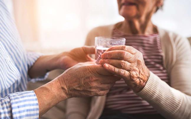 Dung doi den khi khat moi uong nuoc, thieu nuoc co the day nhanh qua trinh lao hoa va dan den cac benh man tinh