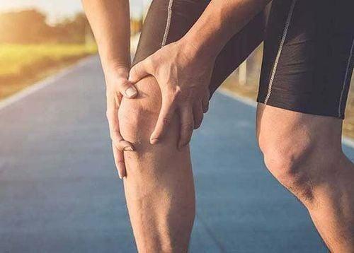 Neu dau goi cua ban dot nhien yeu khi di bo, day co the la dau hieu cua cac benh ly tiem an