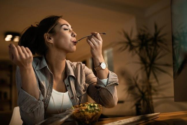 Bo bua sang va an toi qua muon, 2 thoi quen lam tang nguy co gay xuong len 23%