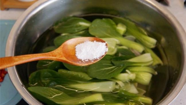 Ngoai lam gia vi, 6 cach su dung muoi thong minh nay giup ban tiet kiem ca mo tien