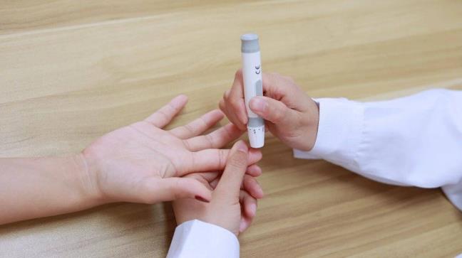 Khat nuoc thuong xuyen co the la dau hieu cua benh nghiem trong