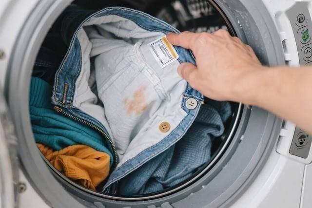 Canh bao: Quan ao toi mau chua chat gay ung thu voi nong do cao gap 27 lan muc cho phep, co the lam bien doi DNA