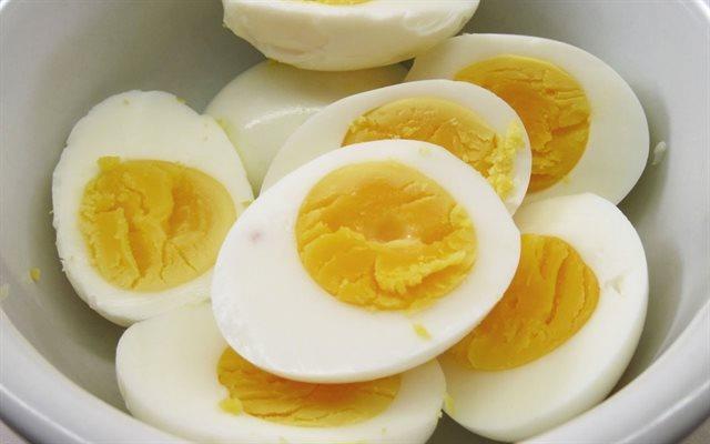 Tai sao trung lai no khi duoc lam nong trong lo vi song?