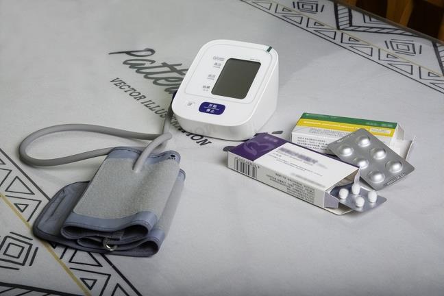 3 thu nguoi cao huyet ap nen mang khi ra ngoai, chung co the cuu song ban 