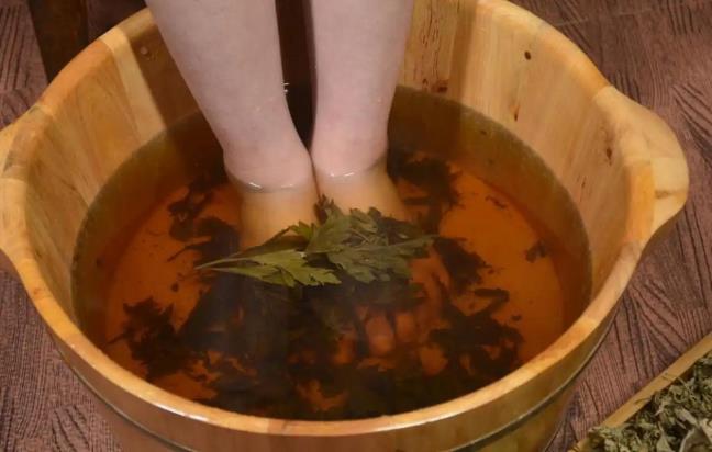 Nhung nguoi ngam chan 3 lan/tuan it bi viem khop dang thap hon so voi nhung nguoi khong ngam 