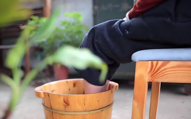 Nhung nguoi ngam chan 3 lan/tuan it bi viem khop dang thap hon so voi nhung nguoi khong ngam 