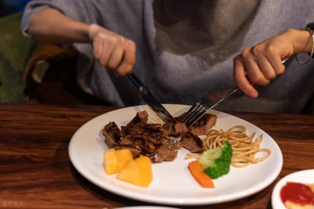 Tai sao nguoi chau Au va chau My&nbsp; tieu thu rat nhieu thit, lai co nguy co mac benh gut thap hon so voi nguoi chau A?