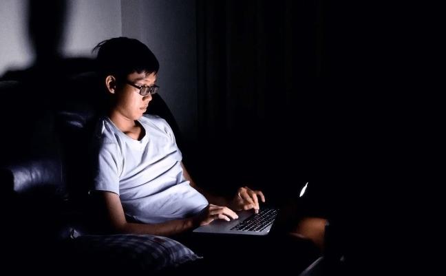 Thuc khuya qua nhieu co the dan den tu vong dot ngot, cac chuyen gia y te canh bao 4 dau hieu nguy hiem