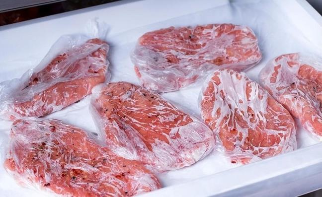 Dung ngay thoi quen tru dong thit trong tui nilon, neu khong muon hai cac co quan noi tang