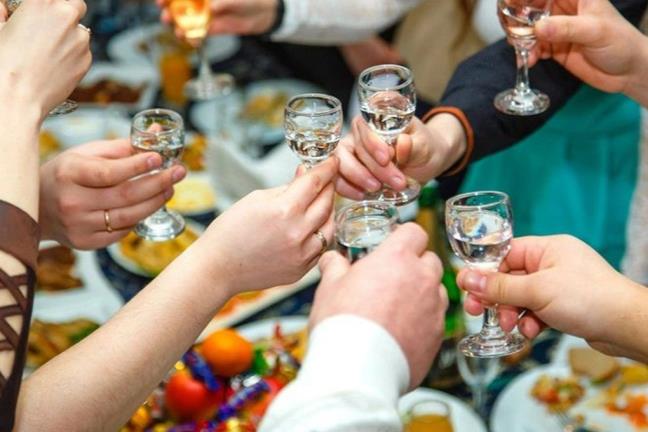 Ruou ton tai trong co the bao lau? Lam sao de nong do con ve 0 sau khi uong ruou?