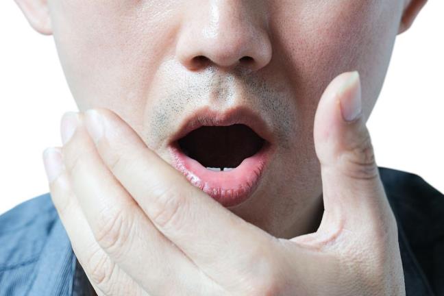 Thuong xuyen thay vi dang trong mieng co the mac phai 5 benh ly tiem an