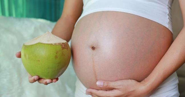 Uống nước dừa khi mang thai giúp em bé có làn da trắng? Câu trả lời nằm ở đây Uong nuoc dua khi mang thai giup em be co lan da trang? Cau tra loi nam o day
