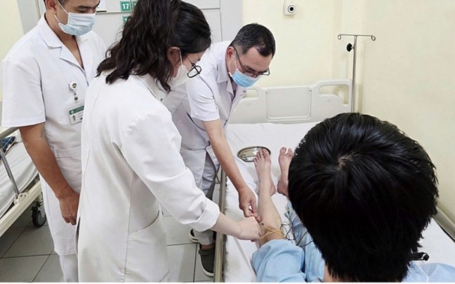 Chi vi thoi quen ngoi quen thuoc nay, nam sinh 19 tuoi bi liet van dong chi sau mot dem!
