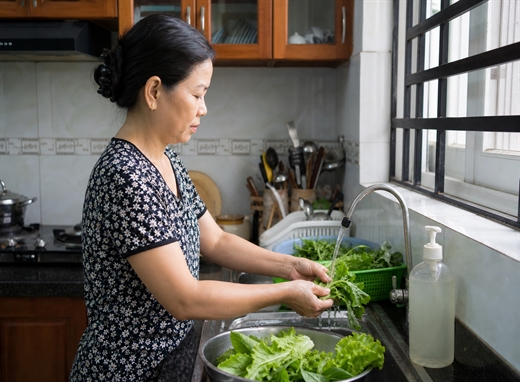 Nước muối, giấm hay dung dịch rửa rau: Đâu là cách loại bỏ thuốc trừ sâu hiệu quả nhất? Nuoc muoi, giam hay dung dich rua rau: Dau la cach loai bo thuoc tru sau hieu qua nhat?