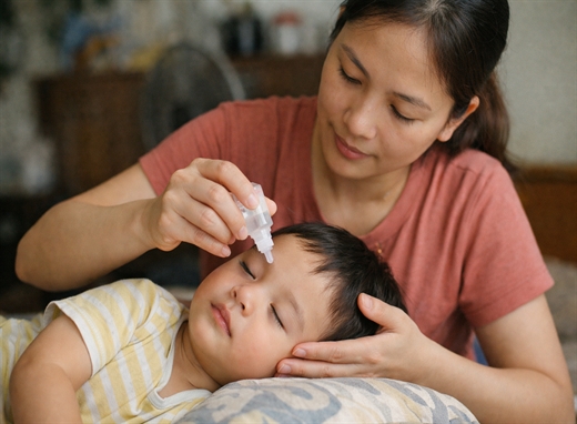 4 luu y khi rua mui bang nuoc muoi sinh ly cho tre de khong gay viem tai giua