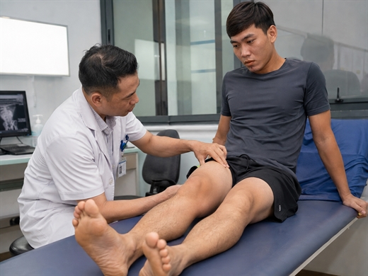 4 dau hieu tran dich khop goi sau chan thuong ma nguoi choi the thao can biet