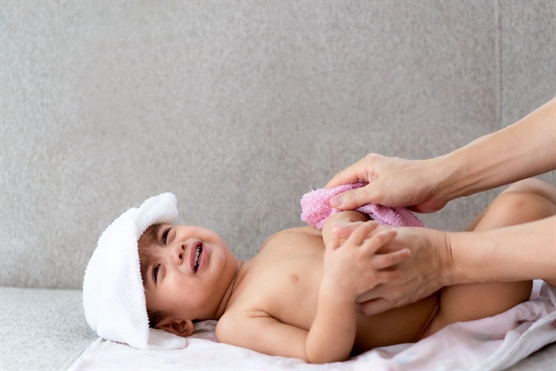 Trẻ sốt cao co giật tím tái: 4 bước sơ cứu sống còn cha mẹ phải nhớ Tre sot cao co giat tim tai: 4 buoc so cuu song con cha me phai nho