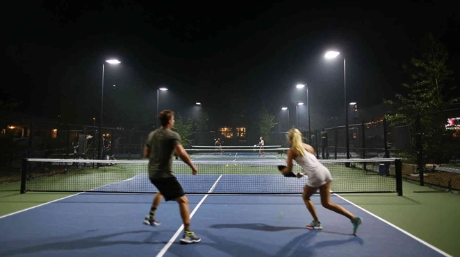 Choi Pickleball, chay bo luc 12 gio dem: Trao luu 